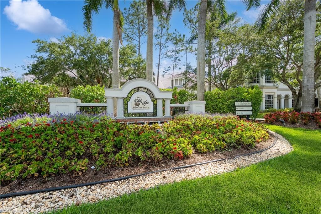 4610 Hawks Nest Dr 104, Naples, FL 34114-42