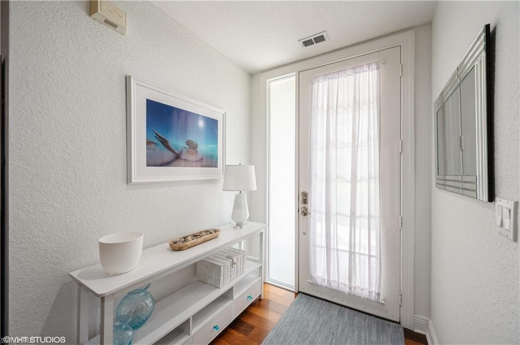 4610 Hawks Nest Dr 104, Naples, FL 34114-4