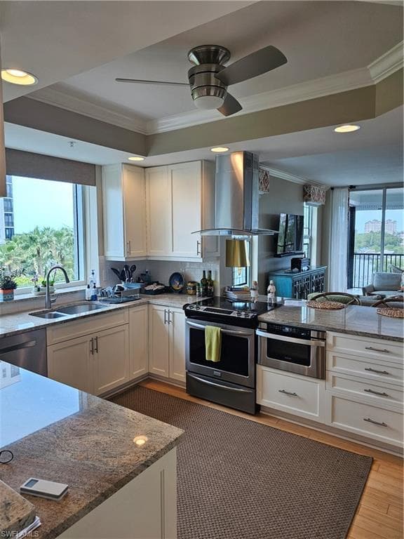 430 Cove Tower Dr 501, Naples, FL 34110-13
