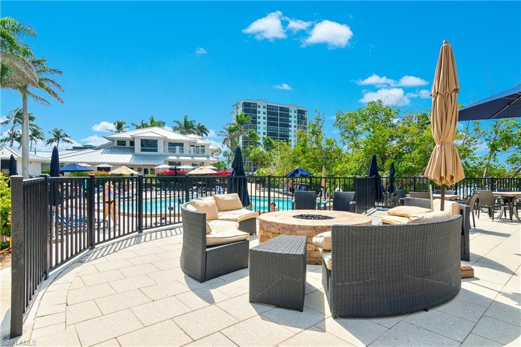 430 Cove Tower Dr 501, Naples, FL 34110-32