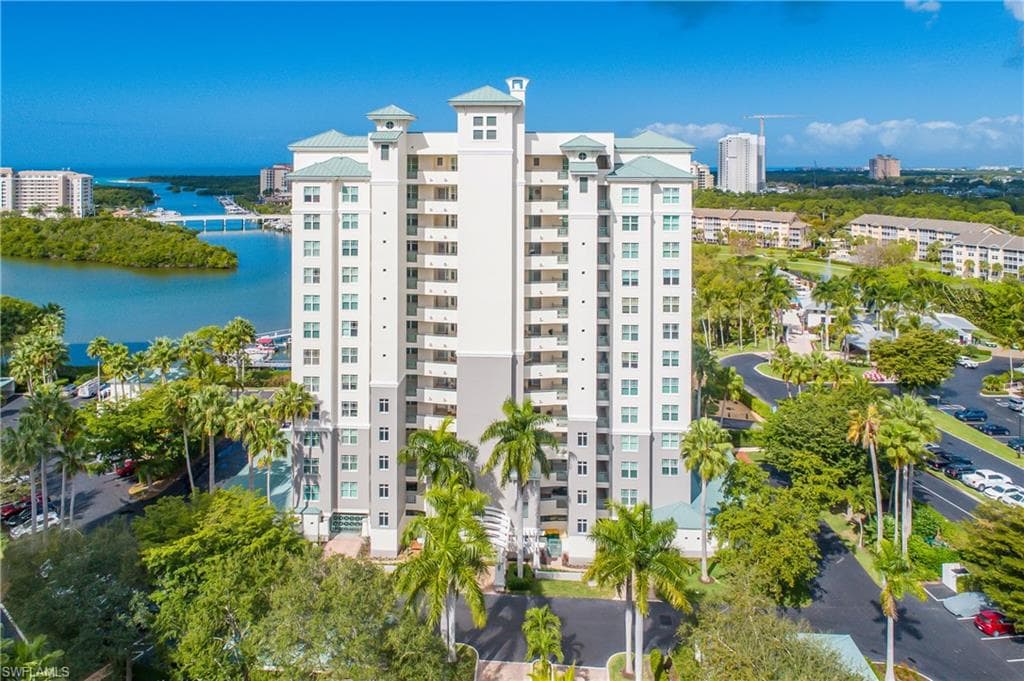 430 Cove Tower Dr 501, Naples, FL 34110-3
