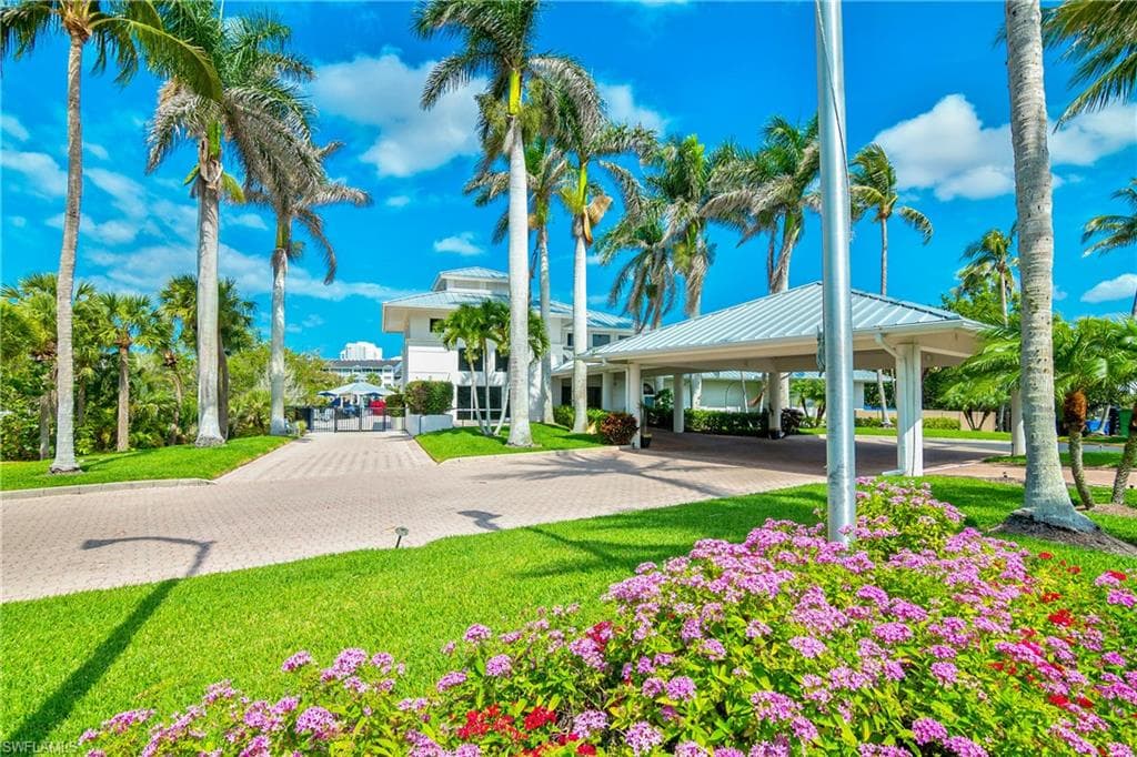 430 Cove Tower Dr 501, Naples, FL 34110-8