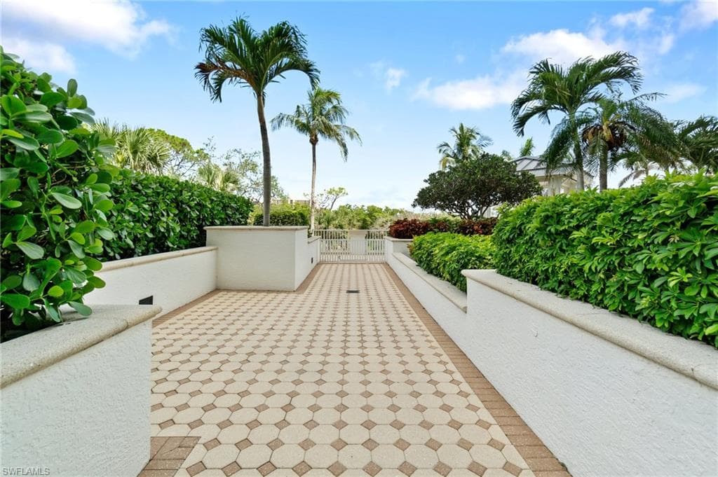 325 Dunes Blvd T2, Naples, FL 34110-4