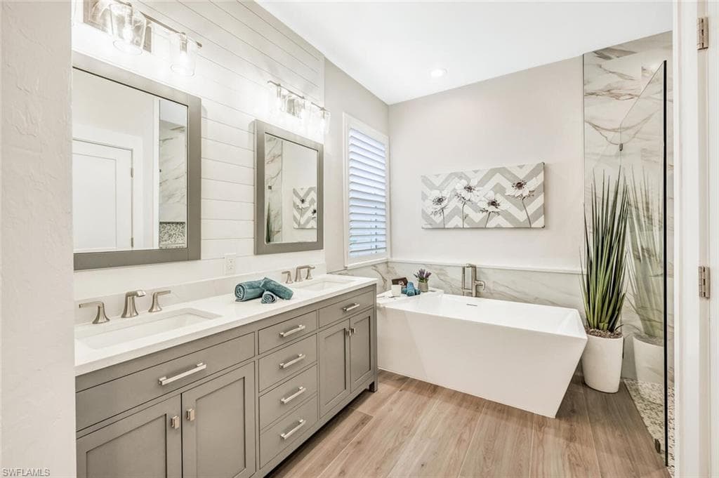 1470 Serrano Cir, Naples, FL 34105-17