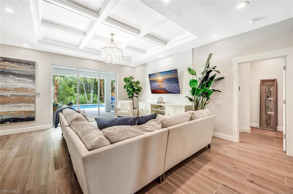 1470 Serrano Cir, Naples, FL 34105-5