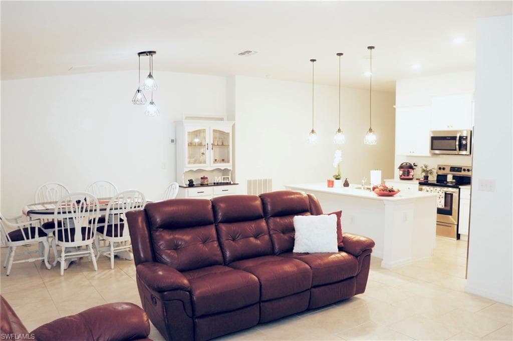 332 Pembroke St, Lehigh Acres, FL 33974-4