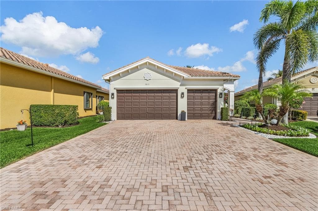 3813 Columbia Ct, Naples, FL 34119-2