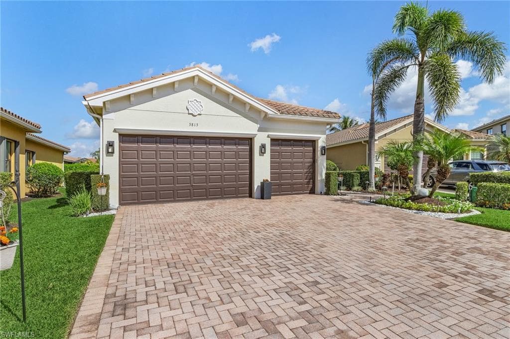 3813 Columbia Ct, Naples, FL 34119-3