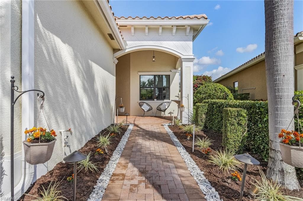3813 Columbia Ct, Naples, FL 34119-5