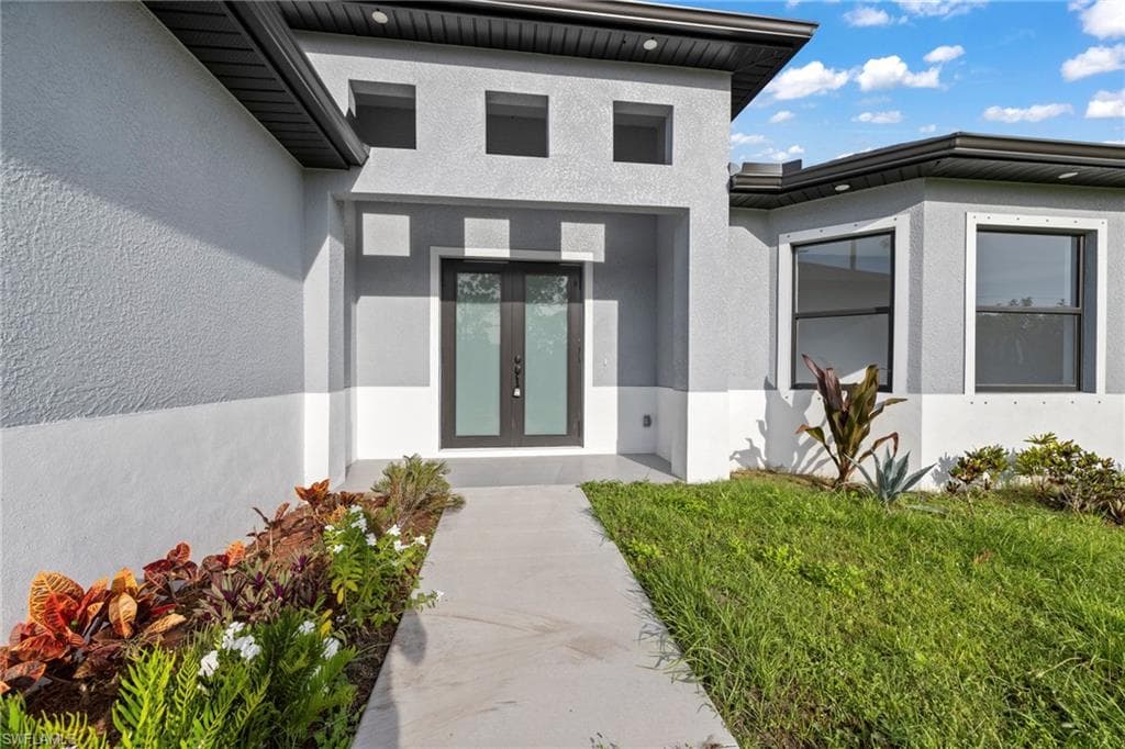 570 Sherwood Ave S, Lehigh Acres, FL 33974-6