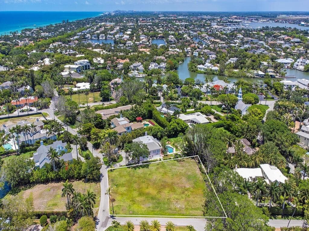 2545 Lantern Ln, Naples, FL 34102-2