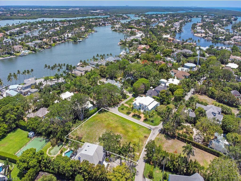 2545 Lantern Ln, Naples, FL 34102-4