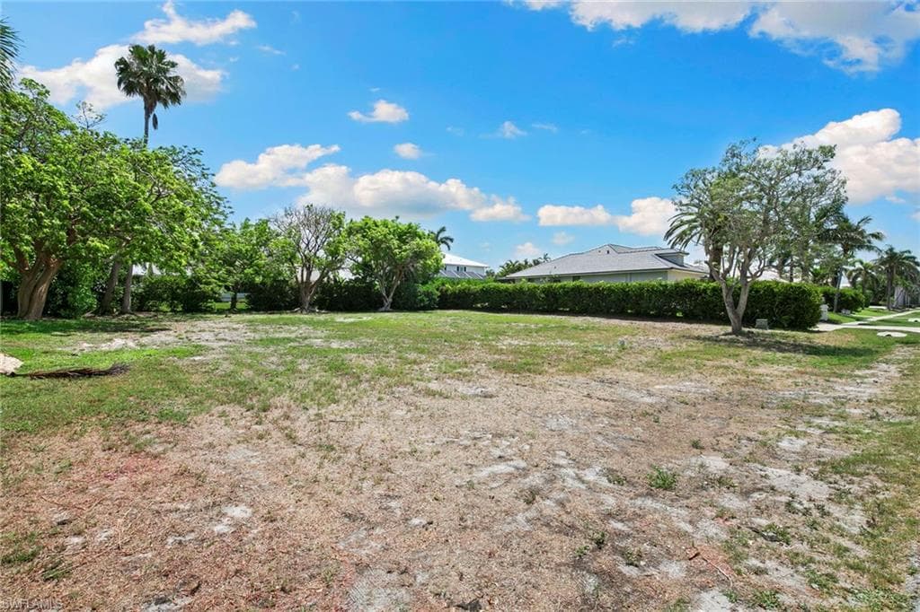 574 Tigertail Ct, Marco Island, FL 34145-8