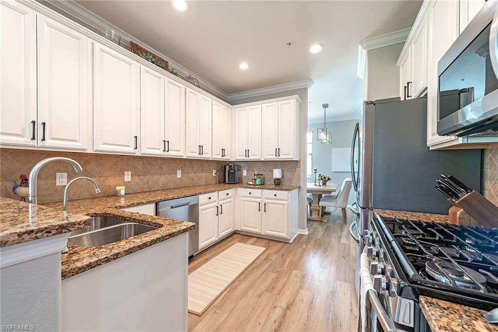 3153 Aviamar Cir 202, Naples, FL 34114-8