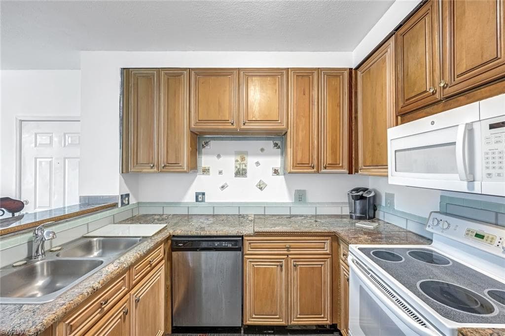 1220 Reserve Way 107, Naples, FL 34105-16