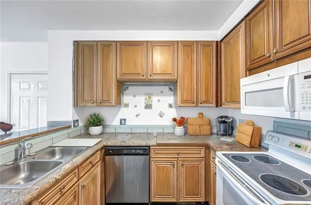 1220 Reserve Way 107, Naples, FL 34105-3