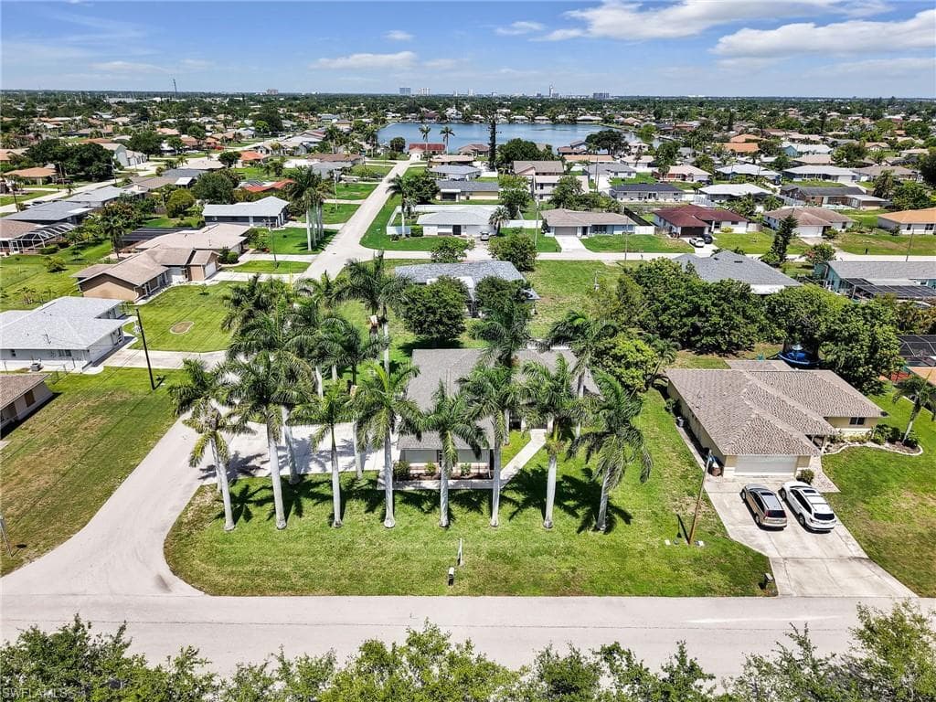 305 16th Pl, Cape Coral, FL 33990-34