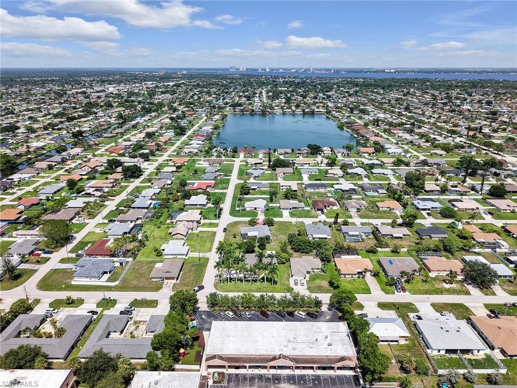 305 16th Pl, Cape Coral, FL 33990-35