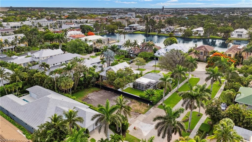 395 7th Ave S, Naples, FL 34102-8