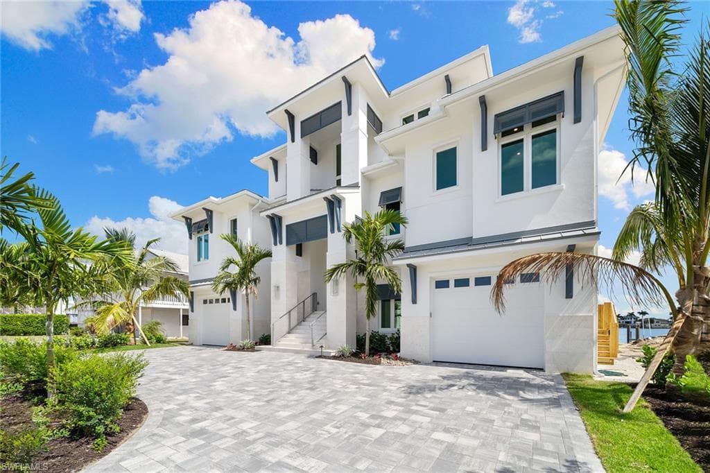273 Trade Winds Ave, Naples, FL 34108-3