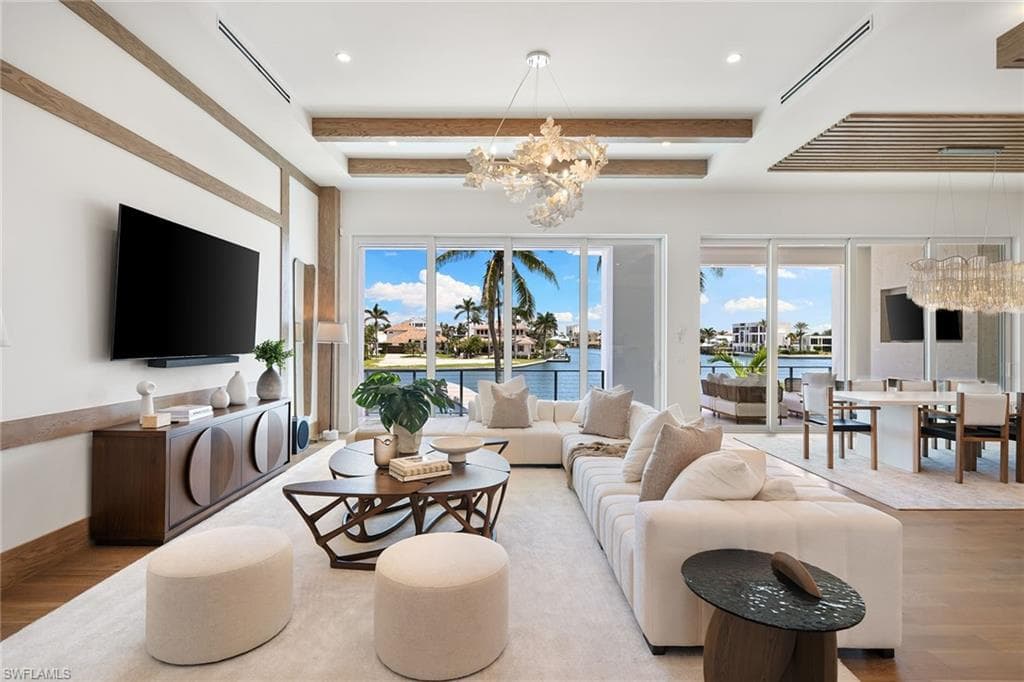 273 Trade Winds Ave, Naples, FL 34108-5