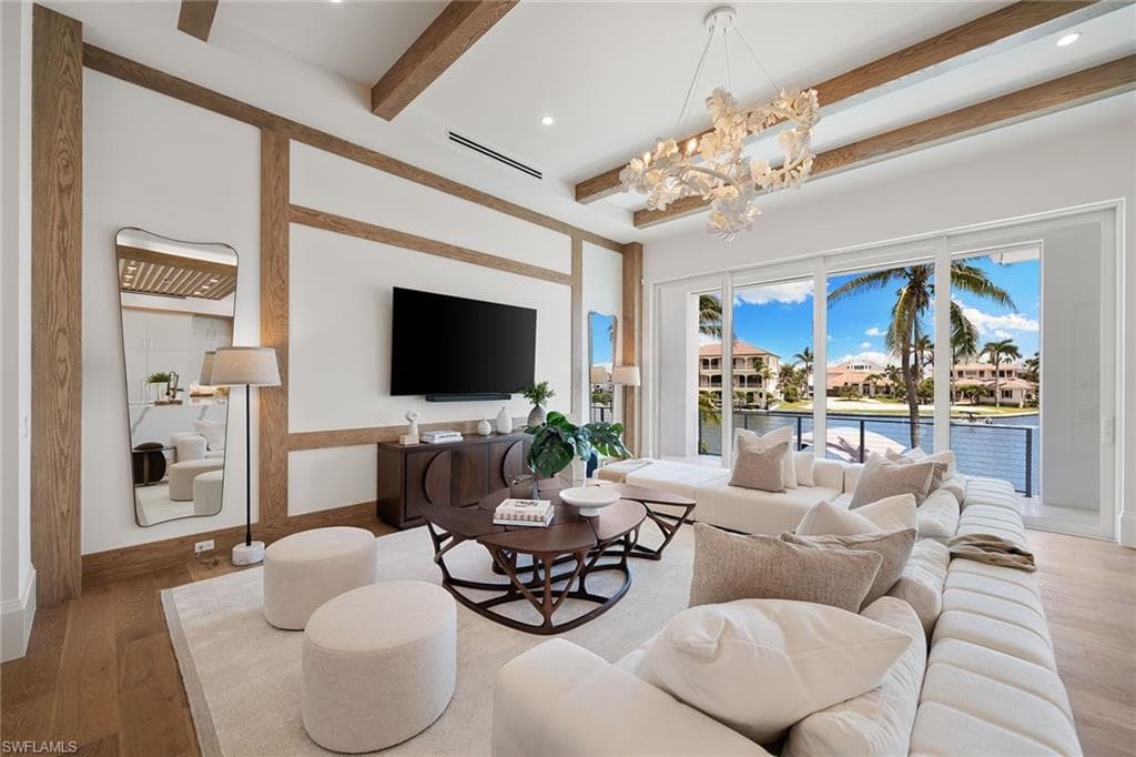 273 Trade Winds Ave, Naples, FL 34108-6
