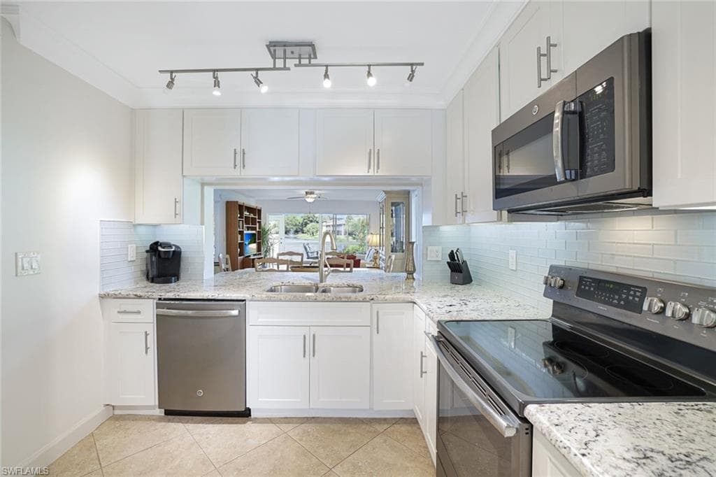 1250 Yesica Ann Cir E106, Naples, FL 34110-16