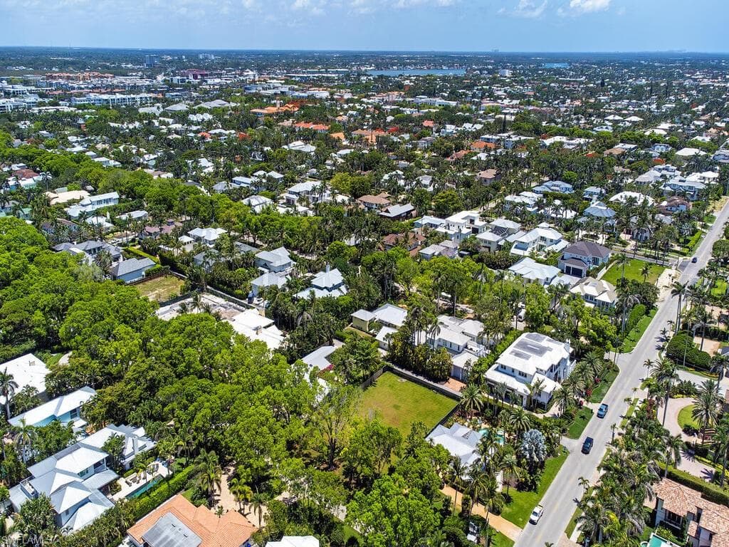 140 2nd Ave N, Naples, FL 34102-9
