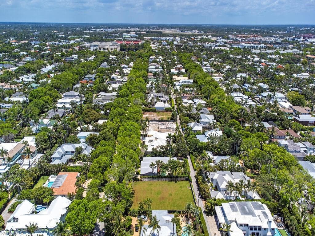 140 2nd Ave N, Naples, FL 34102-10