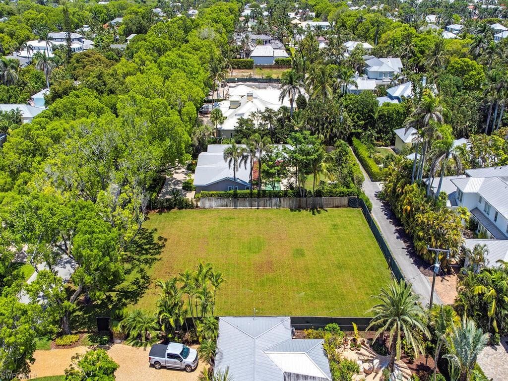 140 2nd Ave N, Naples, FL 34102-3