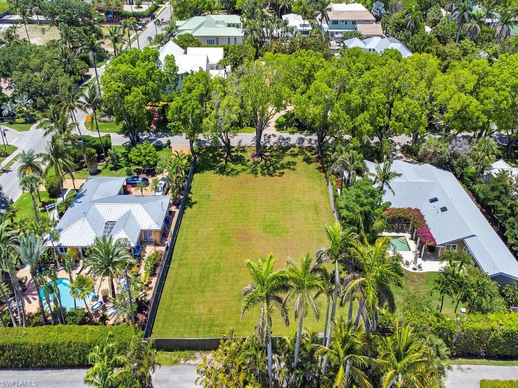 140 2nd Ave N, Naples, FL 34102-4
