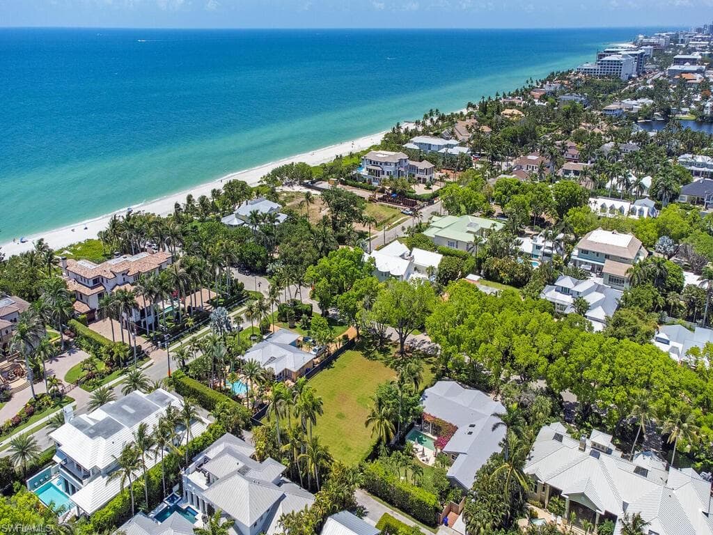 140 2nd Ave N, Naples, FL 34102-5
