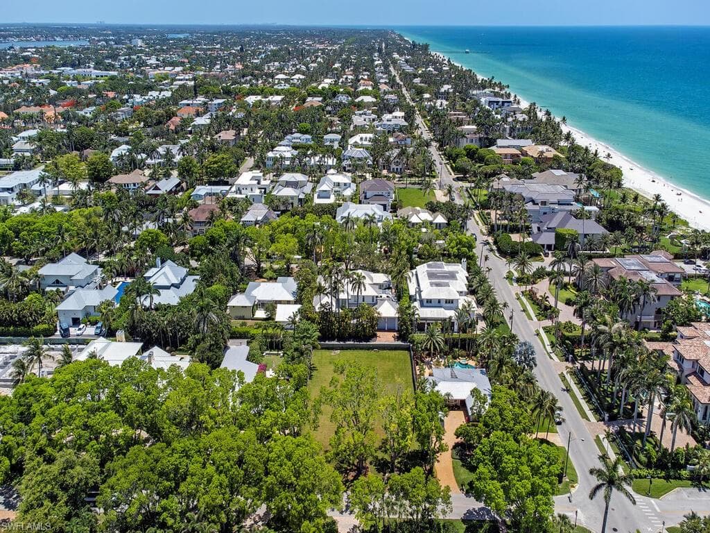 140 2nd Ave N, Naples, FL 34102-8