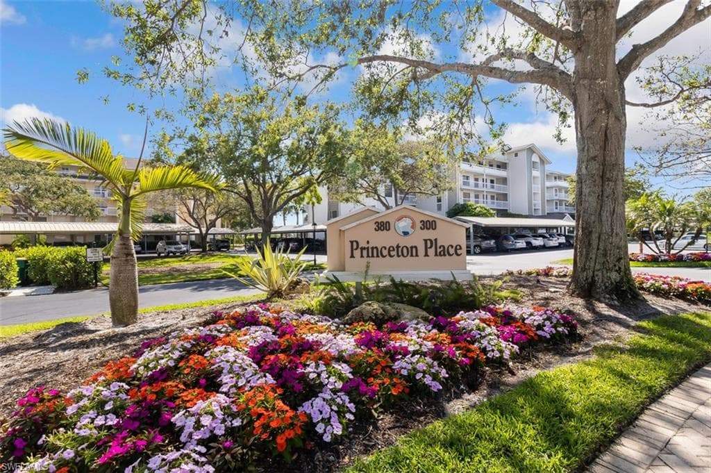 360 Horse Creek Dr 308, Naples, FL 34110-1