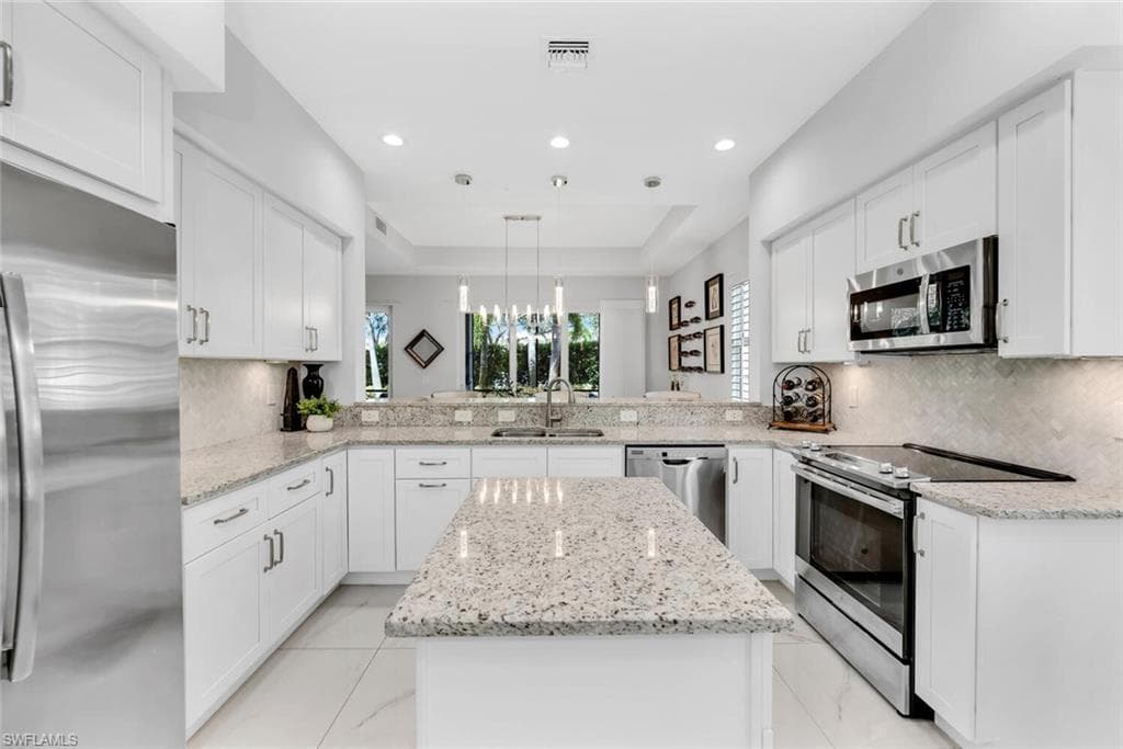 605 El Camino Real 102, Naples, FL 34119-9