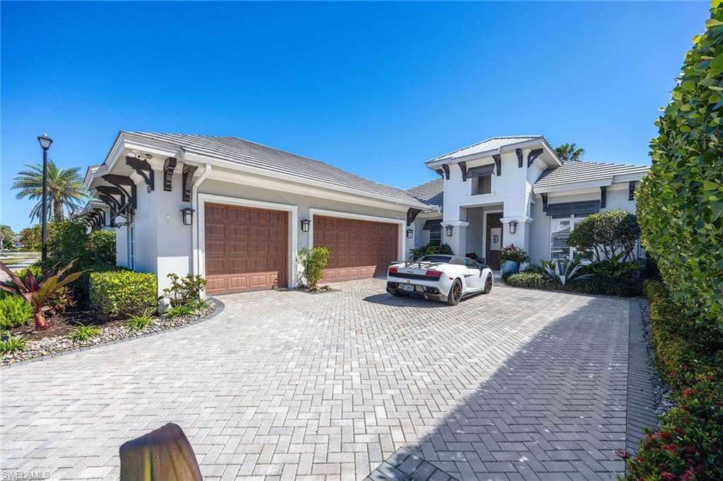 6818 Mangrove Ave, Naples, FL 34109-1