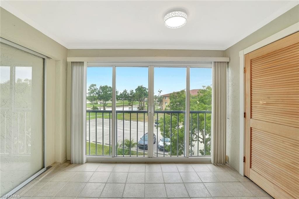 1051 Foxfire Ln 309, Naples, FL 34104-16