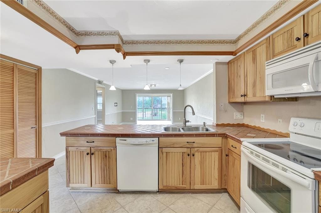 1051 Foxfire Ln 309, Naples, FL 34104-6