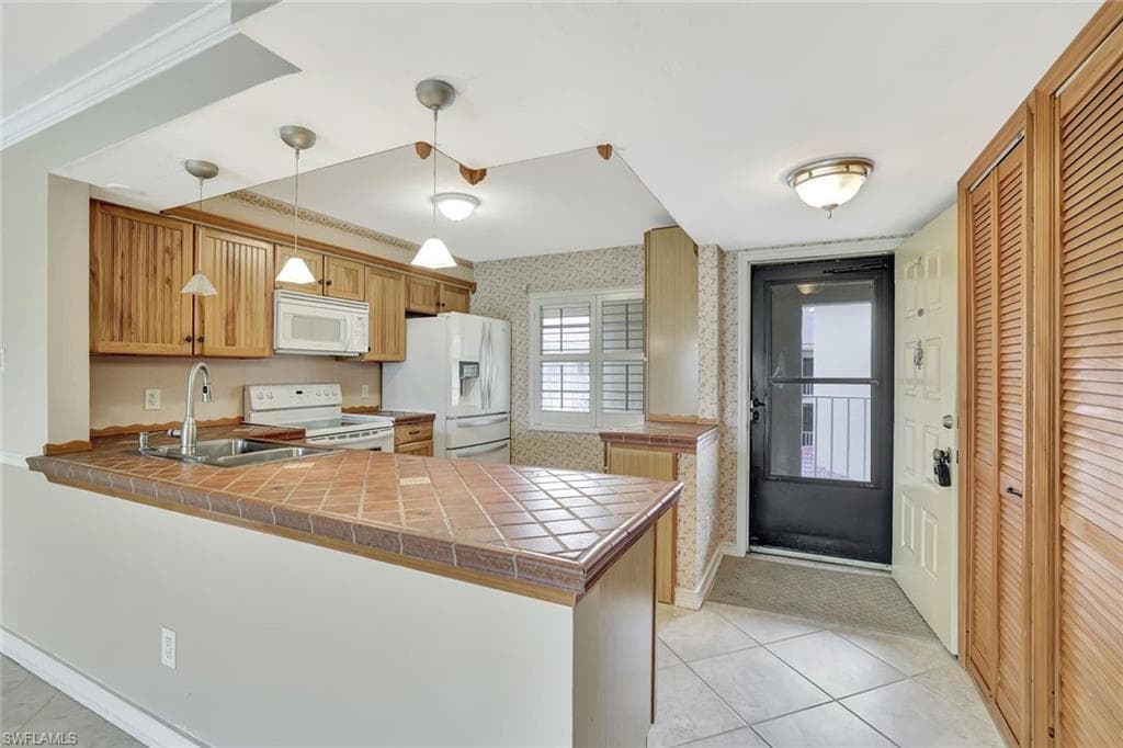 1051 Foxfire Ln 309, Naples, FL 34104-7