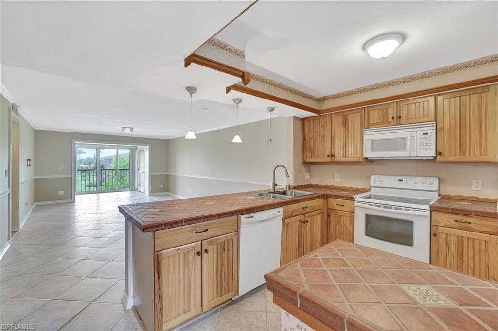 1051 Foxfire Ln 309, Naples, FL 34104-8