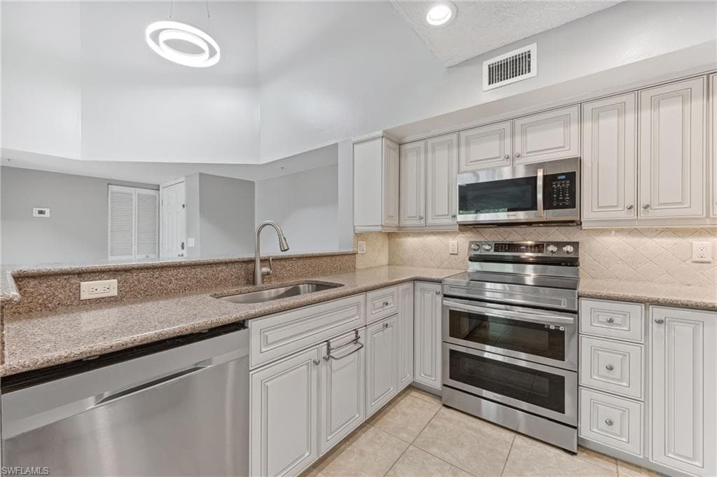 1210 Wildwood Lakes Blvd 304, Naples, FL 34104-7