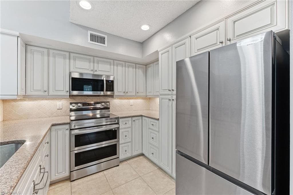 1210 Wildwood Lakes Blvd 304, Naples, FL 34104-8