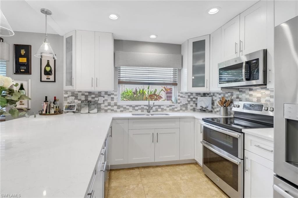 9798 Oxford St, Naples, FL 34109-10