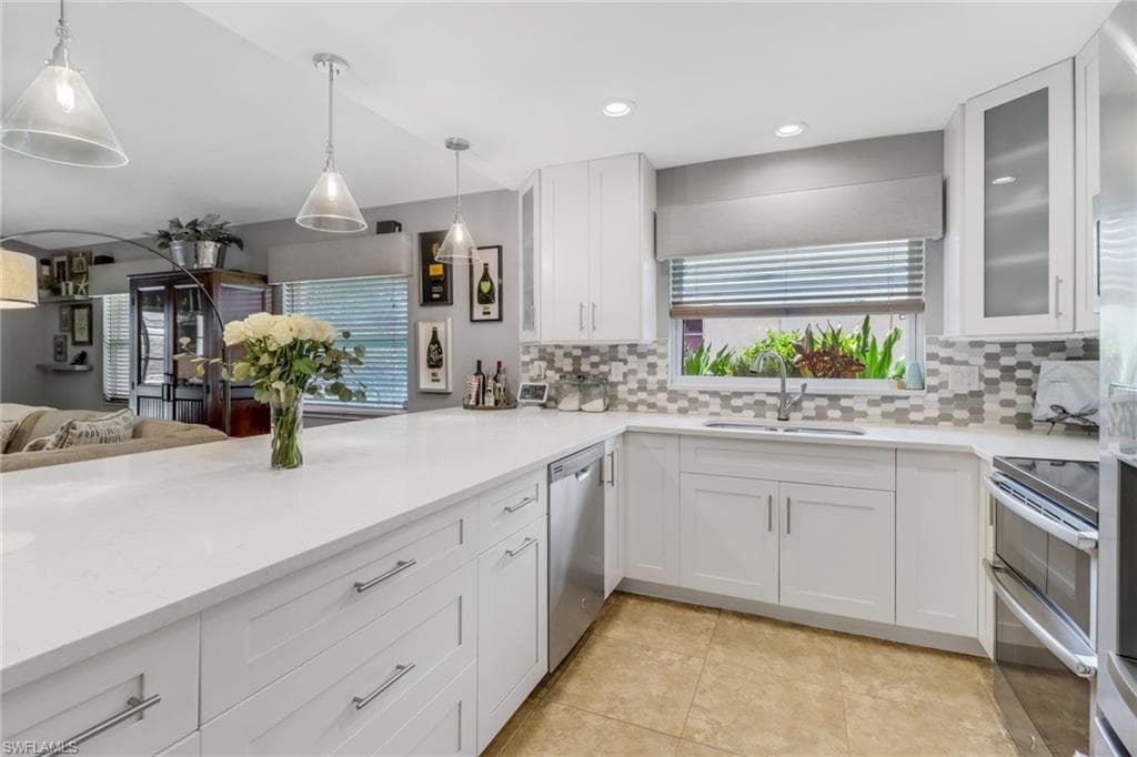 9798 Oxford St, Naples, FL 34109-11
