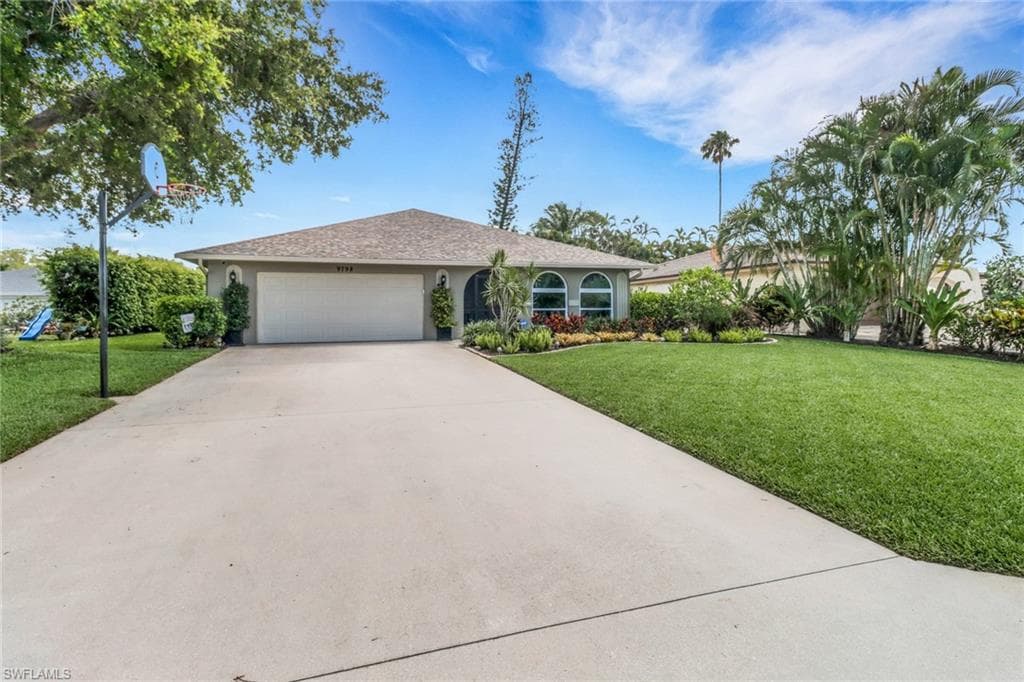 9798 Oxford St, Naples, FL 34109-1