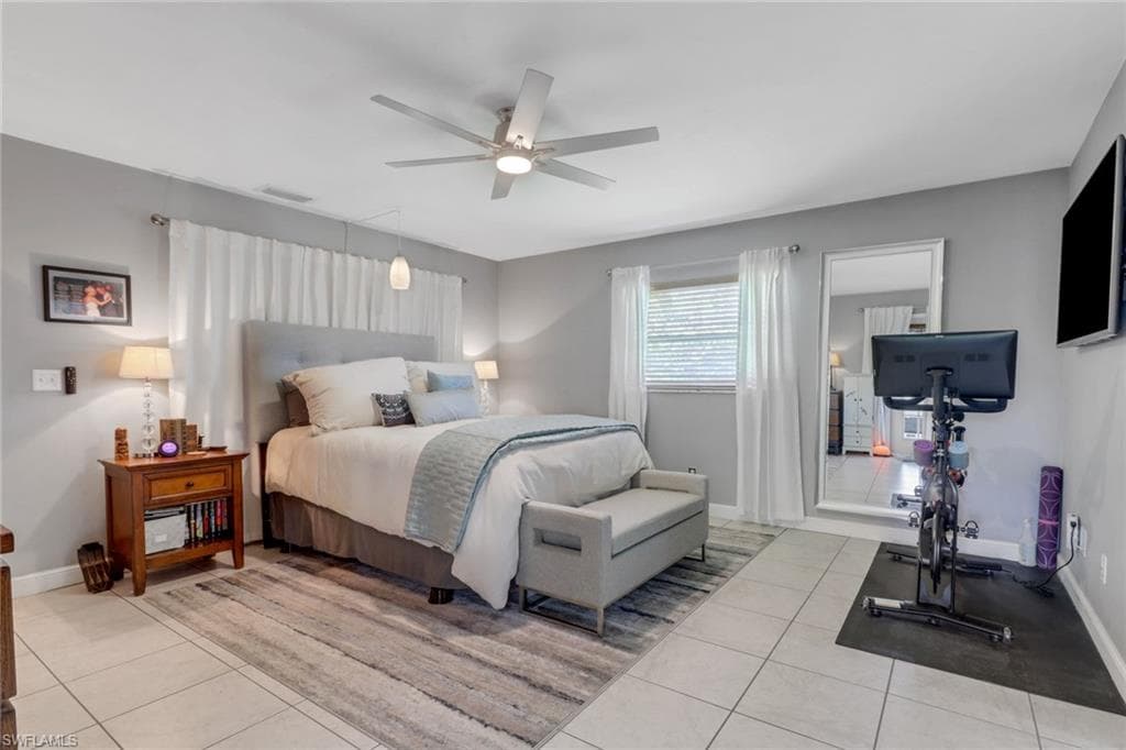 9798 Oxford St, Naples, FL 34109-25