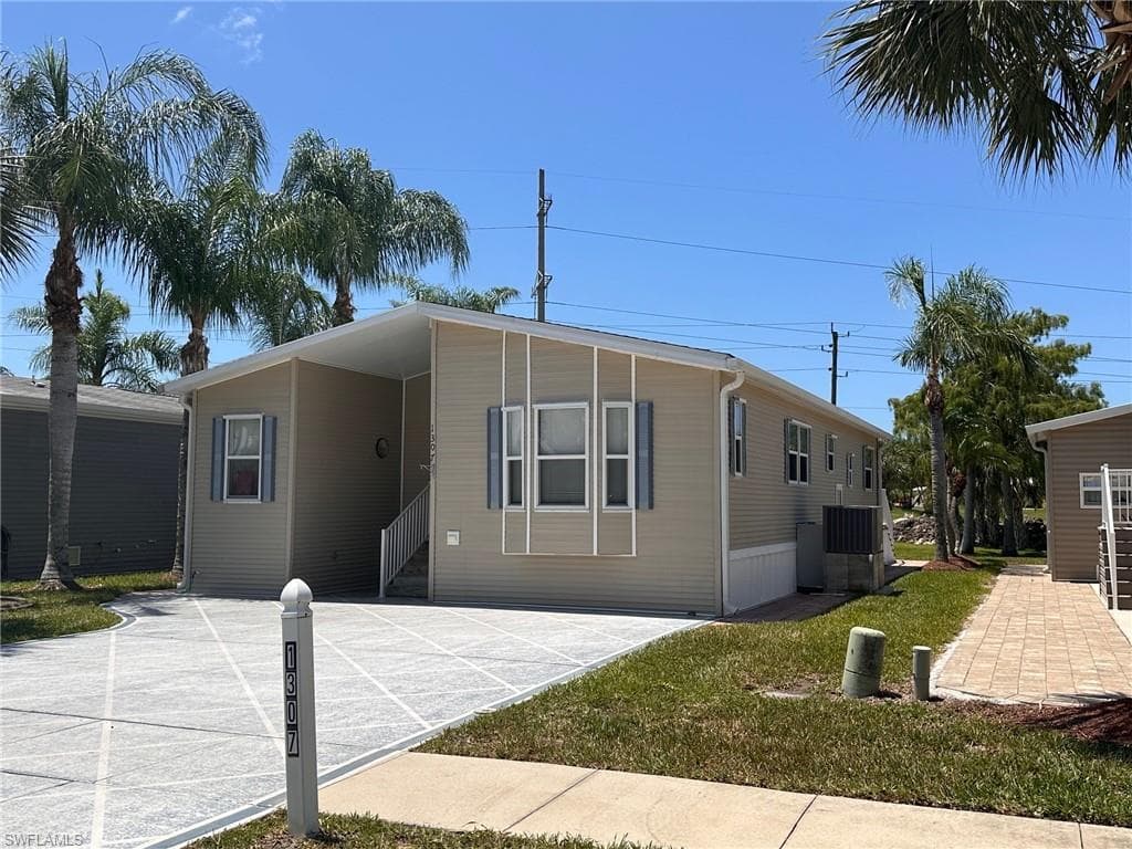 1307 Silver Lakes Blvd, Naples, FL 34114-1
