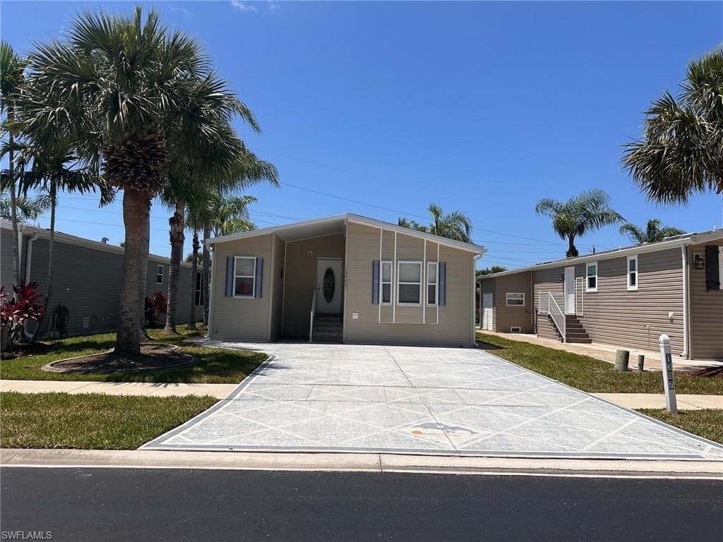 1307 Silver Lakes Blvd, Naples, FL 34114-7