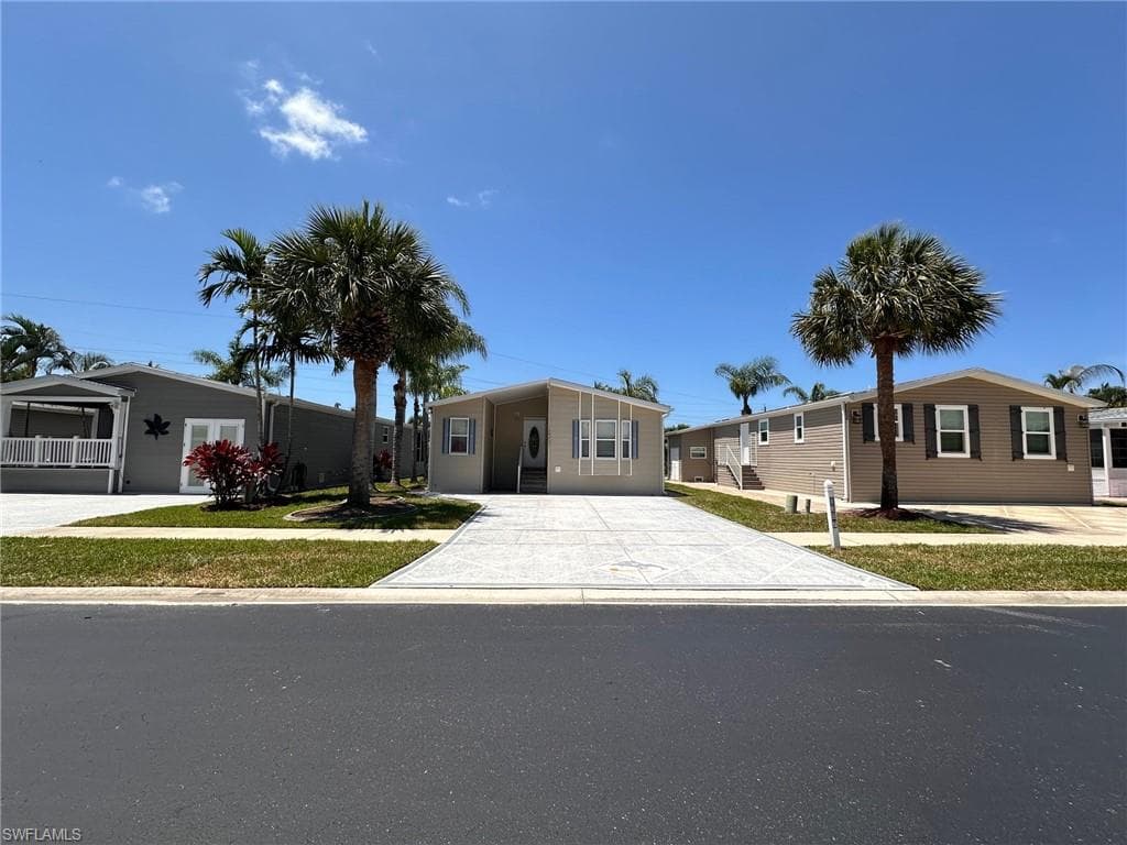 1307 Silver Lakes Blvd, Naples, FL 34114-8