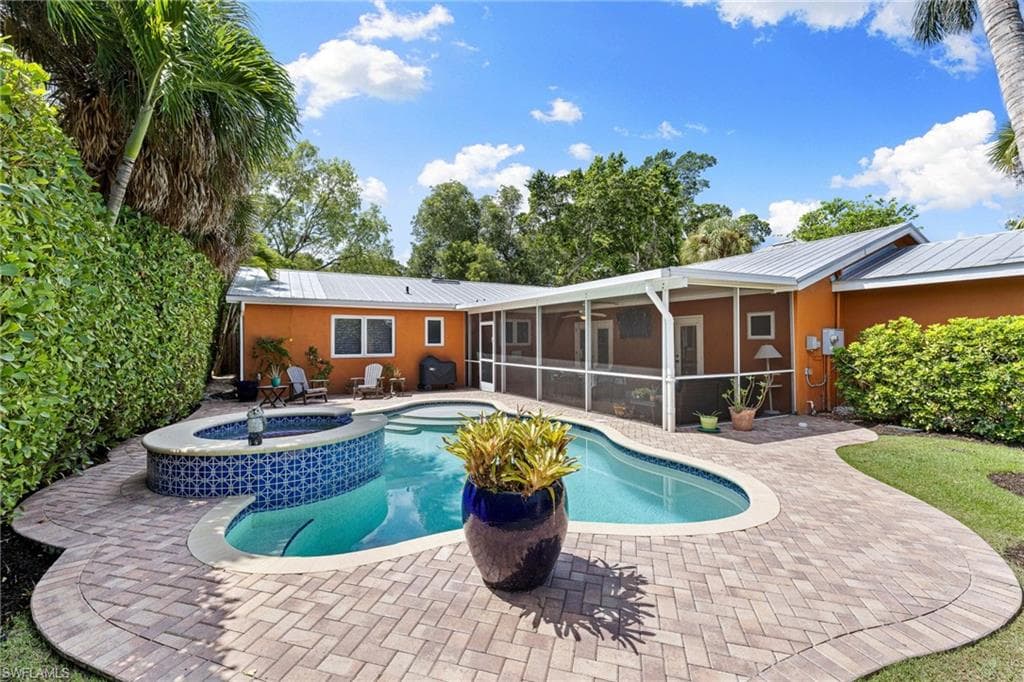 1233 12th Ave N, Naples, FL 34102-4
